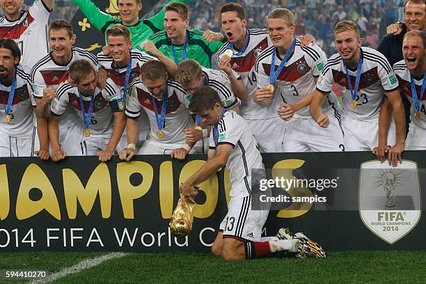 Thomas Müller Müller Deutschland mit dem WM Pokal Weltmeisterschaftspokal Fussball Weltmeister Deutschland Weltmeisterschafts Finale Deutschland 0 n....