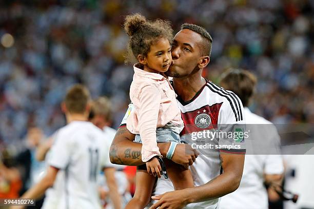 Jerome Boateng Deutschland mit Töchterchen Fussball Weltmeister Deutschland Weltmeisterschafts Finale Deutschland 0 n. Verlängerung - Finale final...