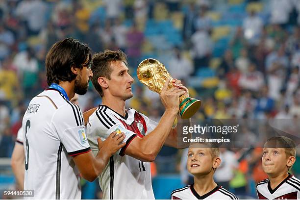 Miroslav Klose Deutschland mit seinen Söhnen Zwillingssöhnen Noah und Luan mit WM Pokal Weltmeisterschaftspokal Sami Khedira Deutschland Fussball...