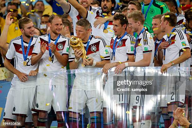 Sieger Mannschaftsfoto des Weltmeisters mit WM Pokal Weltmeisterschftspokal Bastian Schweinsteiger Deutschland Benedikt Höwedes Deutschland Miroslav...