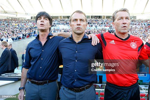 Bundestrainer Trainer Coach Joachim Jogi Loew Löw Deutschland mit Hansi Flick und Andreas Köpcke bei singen der Nationalhymne Fussball Weltmeister...