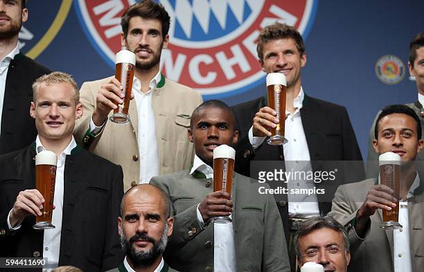 Sebastian Rode FC Bayern München Javi Martinez FC Bayern München Douglas Costa FC Bayern München Thomas Müller Mueller FC Bayern München Thiago...