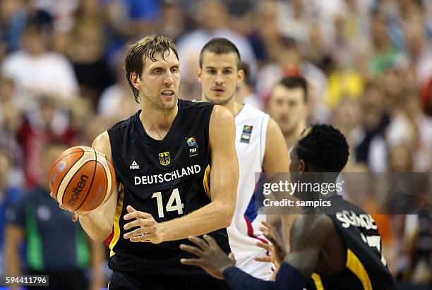 Dirk Nowitzki wirft den Ball auf Dennis Schroeder Schröder Euro Basket 2015 : Serbia 66