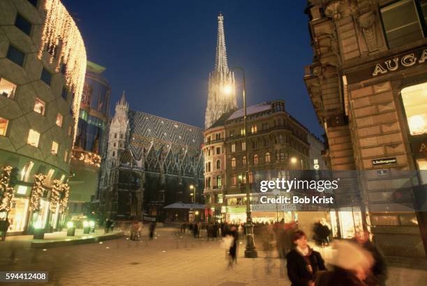 stephansplatz at night - wiener innenstadt stock-fotos und bilder