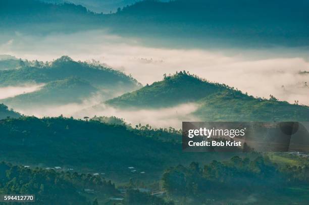 morning mist over valleys around kigali - ruanda fotografías e imágenes de stock
