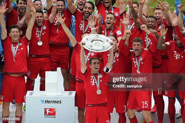 Kapitän Philipp LAHM FC Bayern München mit Meisterschale bei der Siegerehrung Mannschaft FC Bayern München - Mainz 05 1 Fussball Bundesliga Saison...