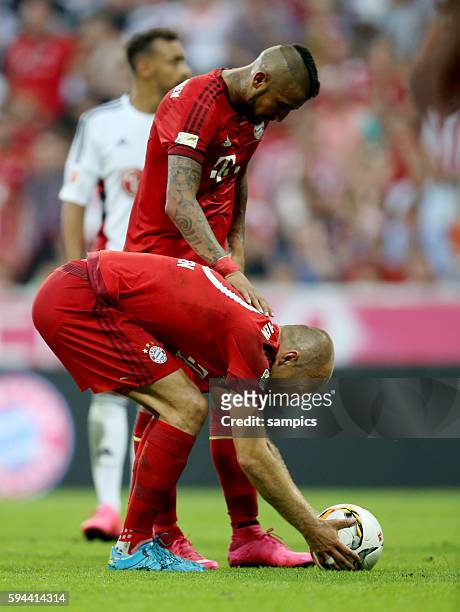 Arjen Robben legt den Ball zum Elfmeterpunkt , Arturo Vidal wollte auch Fußball 1. Bundesliga : FC Bayern München - Bayer Leverkusen 3:0