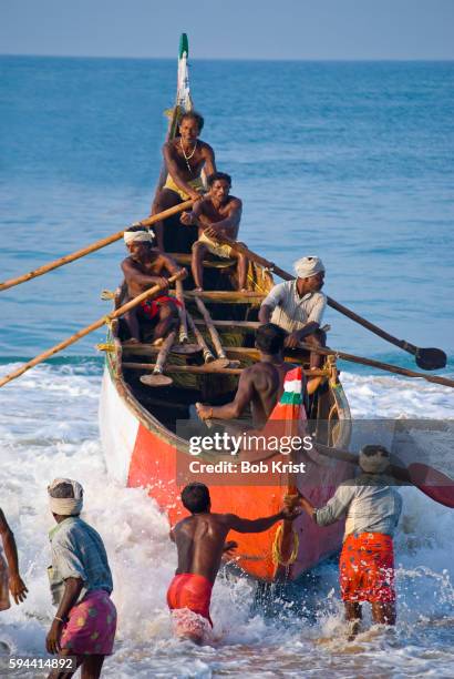 fishermen seine netting on the beach south of kovalam - kerala surf foto e immagini stock