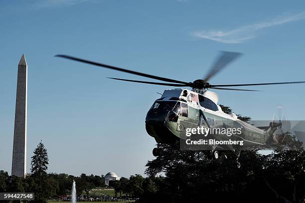 Marine One, carrying U.S. President Barack Obama on board, prepares to land on the South Lawn of the White House in Washington, D.C. On Tuesday, Aug....