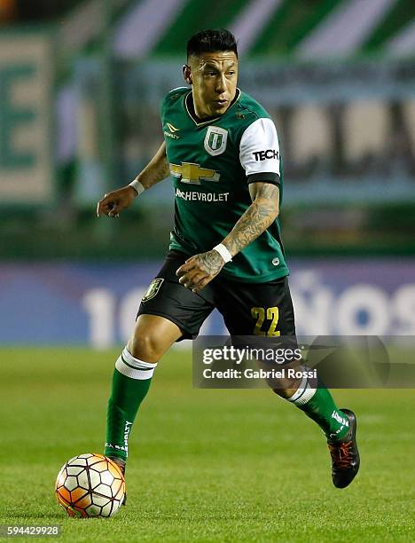 Brian Sarmiento of Banfield drives the ball during a first leg match between Banfield and San Lorenzo as part of second round of Copa Sudamericana...