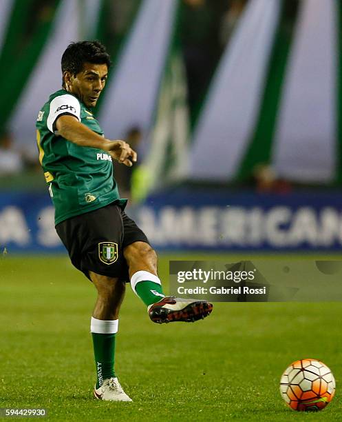 Walter Erviti of Banfield kicks the ball during a first leg match between Banfield and San Lorenzo as part of second round of Copa Sudamericana 2016...