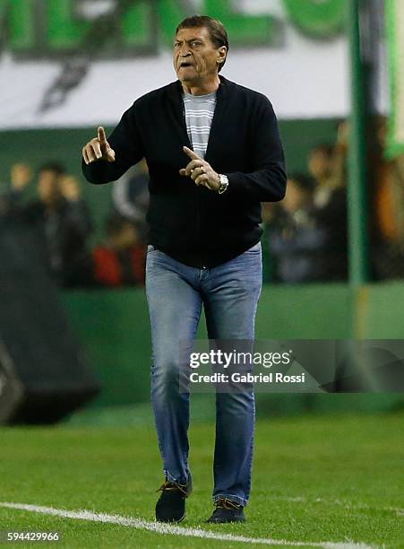 Julio Cesar Falcioni coach of Banfield gives instructions to his players during a first leg match between Banfield and San Lorenzo as part of second...