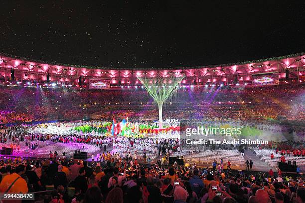 Samba dancers perform in the 'Cidade Maravilhosa' segment during the Closing Ceremony on Day 16 of the Rio 2016 Olympic Games at Maracana Stadium on...