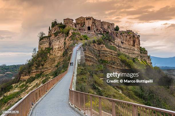 civita di bagnoregio, viterbo, lazio, italy. - civita di bagnoregio fotografías e imágenes de stock