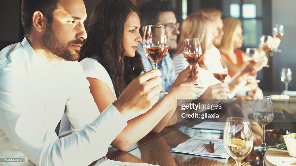 Dégustation de vins.  