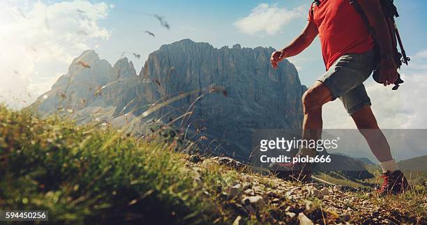 senior woman trail wandern im hochgebirge - stepping stone stock-fotos und bilder