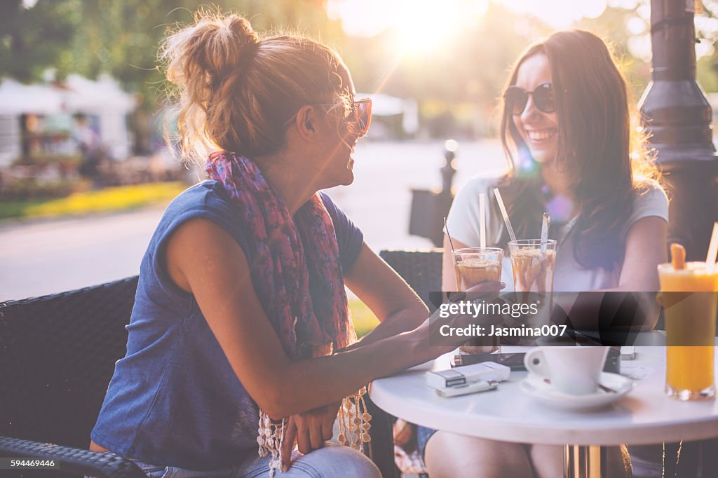 Amigas conversando no cafe