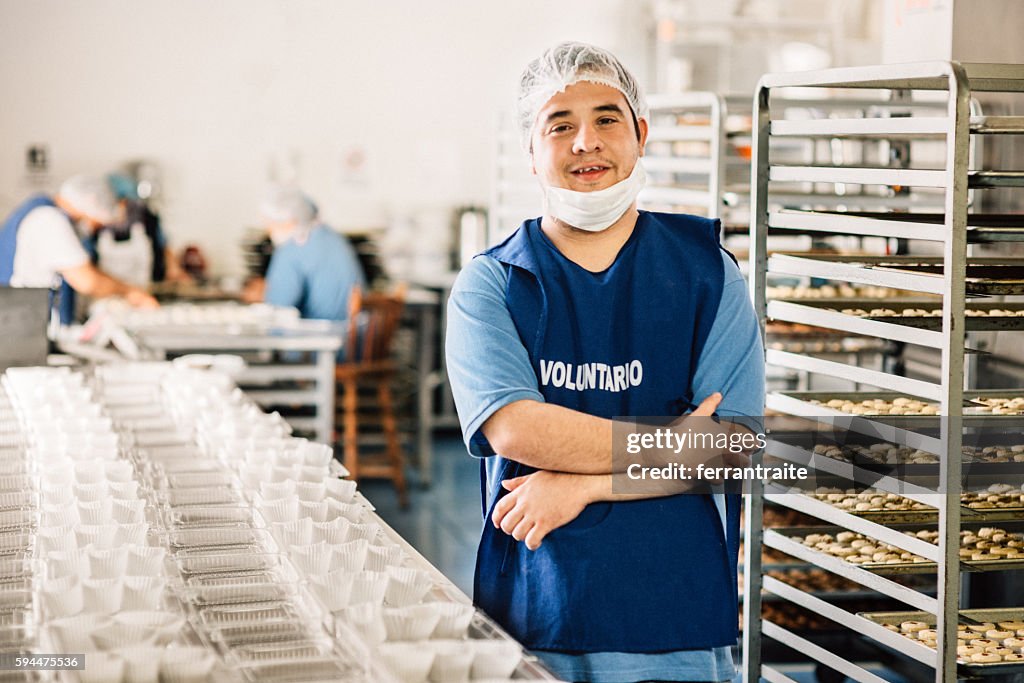 Freiwillige mit intlektrisueller Behinderung arbeiten in der Bäckereiwerkstatt
