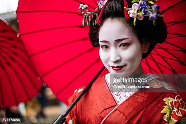 portrait of a beautiful maiko - roupa tradicional imagens e fotografias de stock