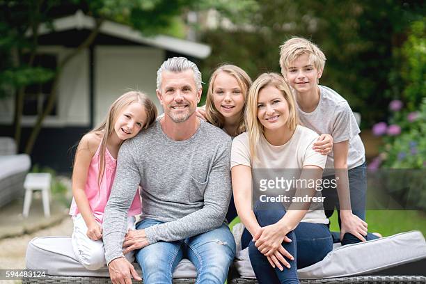feliz retrato de familia  - family with three children fotografías e imágenes de stock