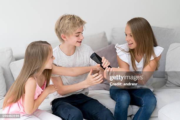 Kids Fighting Over The Tv Remote, Foto de stock