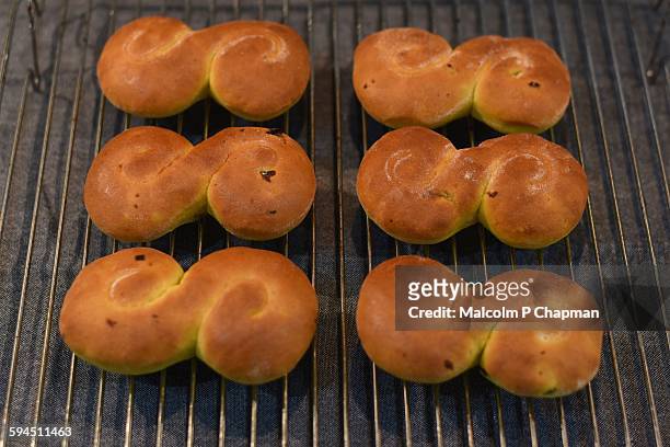 swedish christmas breads & cakes - sweet bun - fotografias e filmes do acervo