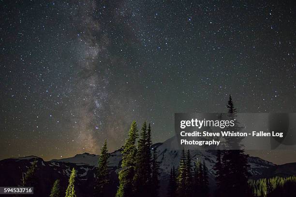 milky way over mt rainier - mt rainier - fotografias e filmes do acervo