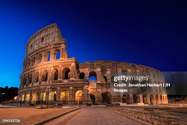 the colosseum in rome - coliseo romano fotografías e imágenes de stock