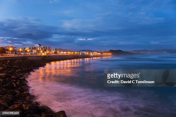 view along the seafront at dusk, st clair, dunedin - dunedin new zealand stock pictures, royalty-free photos & images