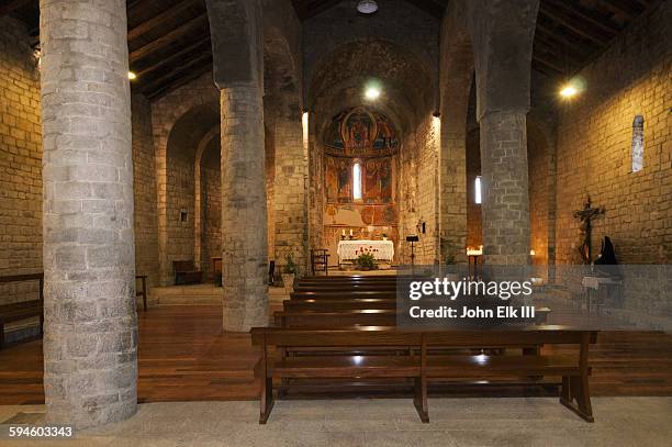 taull, santa maria church, nave - banco de igreja imagens e fotografias de stock