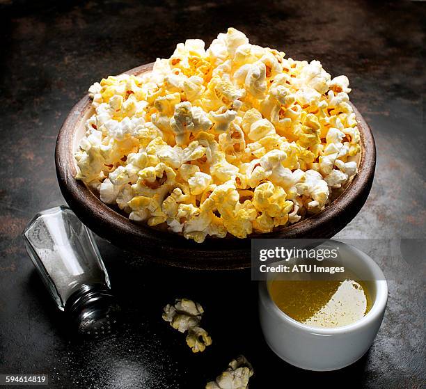 popcorn on black tray - palomitas fotografías e imágenes de stock