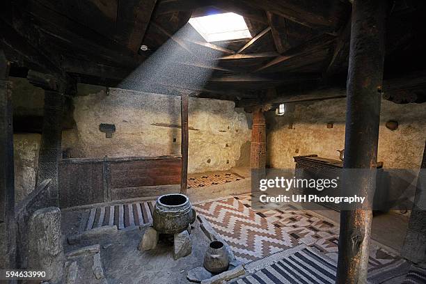 inside altit fort, hunza, gilgit baltistan, pakistan - klassieke beschaving stockfoto's en -beelden