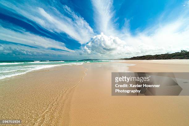 deserted beach | noosa | queensland - sunshine coast australia 個照片及圖片檔