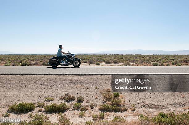 mid adult man traveling on motorcycle - vista lateral imagens e fotografias de stock