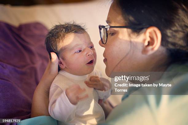 mum holding newborn at hospital - home birth stock-fotos und bilder