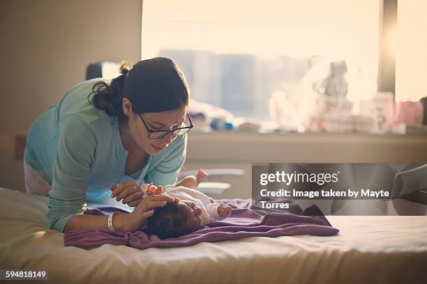 mum with newborn at the hospital - home birth - fotografias e filmes do acervo