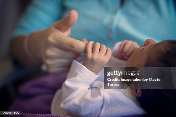 newborn holding mum's hand at hospital - home birth stock-fotos und bilder
