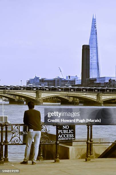 sight seer. river thames, shard & tate modern - howard tate stock pictures, royalty-free photos & images