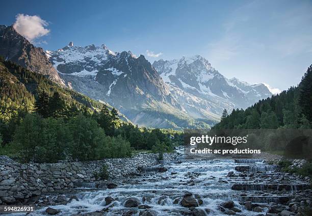 mont blanc over remote stream, courmayeur, italy - gebirgsbach stock-fotos und bilder