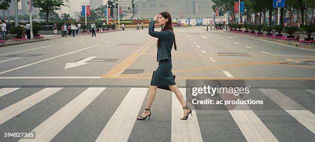 chinese businesswoman in pedestrian crossing - high heels fotografías e imágenes de stock