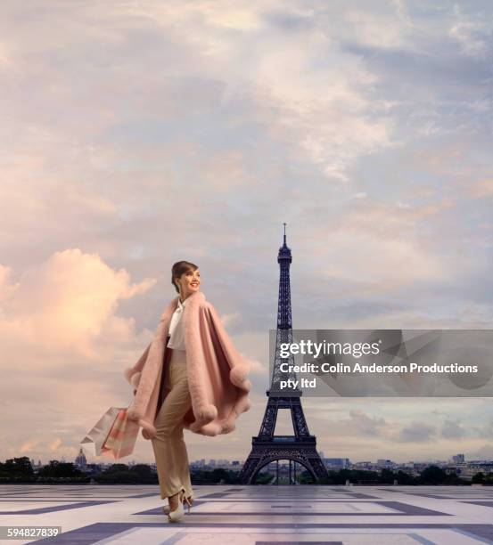 pacific islander woman walking near eiffel tower, paris, ile - femme parisienne shopping photos et images de collection