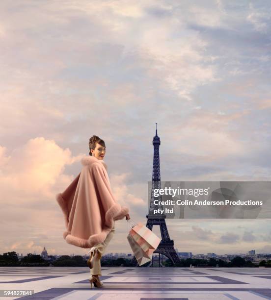 pacific islander woman walking near eiffel tower, paris, ile - paris nice 個照片及圖片檔