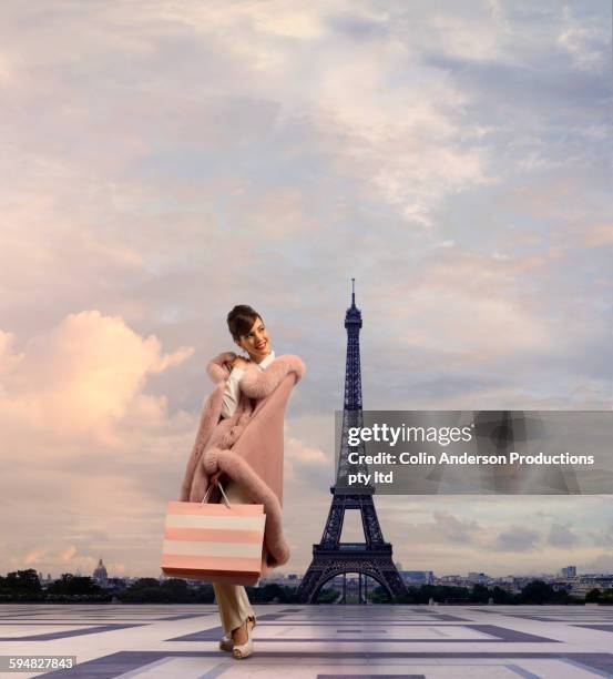 pacific islander woman walking near eiffel tower, paris, ile - rico e anderson fotografías e imágenes de stock