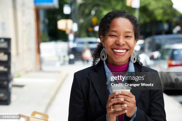 black woman drinking coffee outdoors - pavement cafe imagens e fotografias de stock