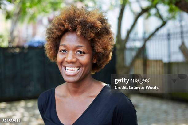 black woman smiling outdoors - só uma mulher de idade mediana - fotografias e filmes do acervo