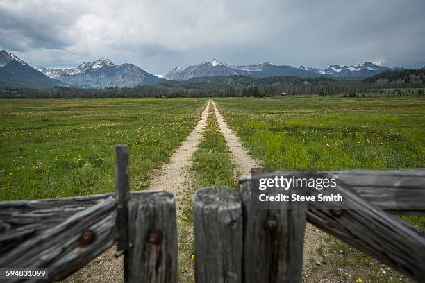 dirt road in rural field - continental divide trail map stock pictures, royalty-free photos & images