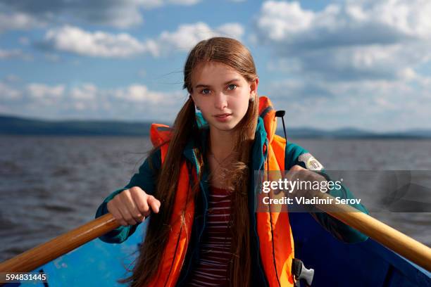 caucasian girl rowing canoe in lake - ar 15 imagens e fotografias de stock
