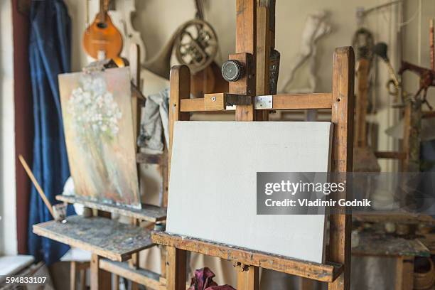 canvas on easel in art studio - malerleinwand stock-fotos und bilder