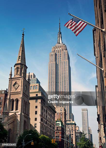 american flag and the empire state building, new york, america, usa - empire state building fotografías e imágenes de stock