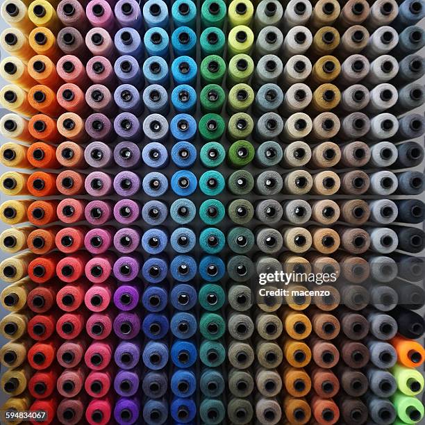 rows of colorful sewing thread - linhas texteis imagens e fotografias de stock